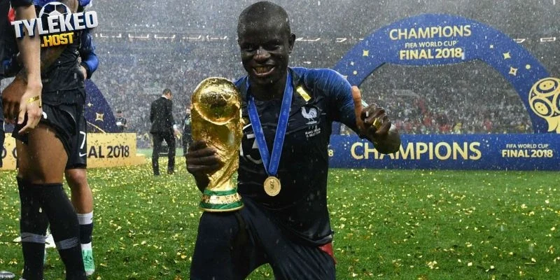 Kante chấp nhận giảm lương để quay lại lục địa già